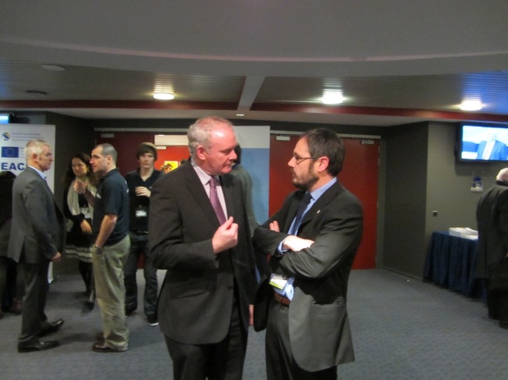 Martin Mc Guinessen conversation avec Urko Aiartza. (NAIZ.INFO)