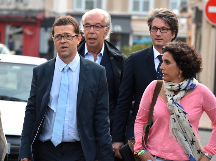 Nicolas Bonnemaison à son procès avec son épouse et son avocat (Jean-Pierre MULLER/AFP)
