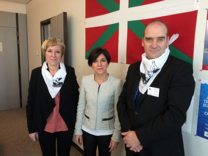 Des membres de l'association des familles de prisonniers, Etxerat, s'étaient réunis avec la députée européenne Izaskun Bilbao (PNB) auparavant.