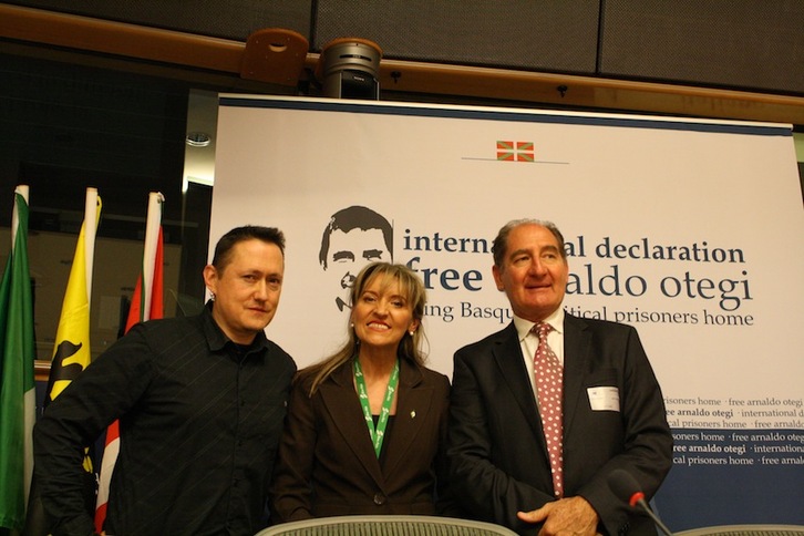 Fermin Muguruza, Martina Anderson (Sinn Féin) et Brian Currin (Afrique du Sud) ont présenté l'initiative. (@zalduariz)