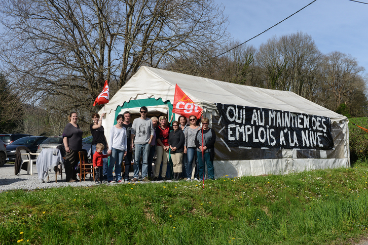 Les salarié ont érigé une tente pour recueillir des signatures de soutien (© Isabelle Miquelestorena)