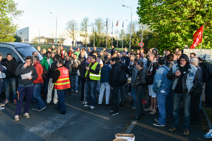 Ils étaient des centaines à bloquer l'entrée de l'usine - © Isabelle Miquelestorena