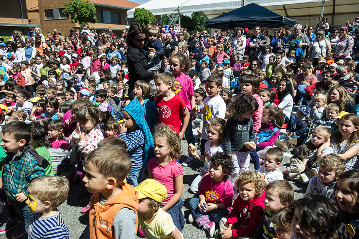 Ici les images de la fête des écoles à Sarriguren. (Jagoba MANTEROLA / ARGAZKI PRESS)