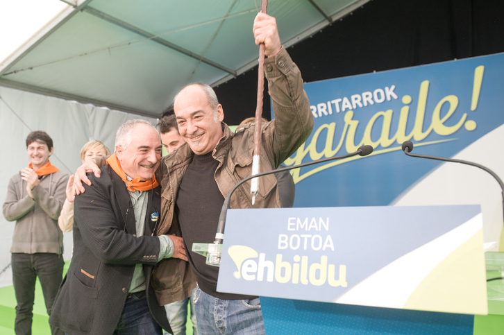 Passation de pouvoir entre le député général sortant Mrtin Garitano et le candidat Xabier Olano. © Argazki Press