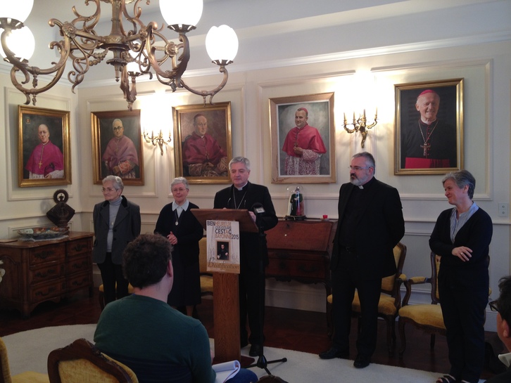Mgr Aillet a présenté l'événement aux côtés de l'abbé Landart et des soeurs (©Argitxu Dufau)