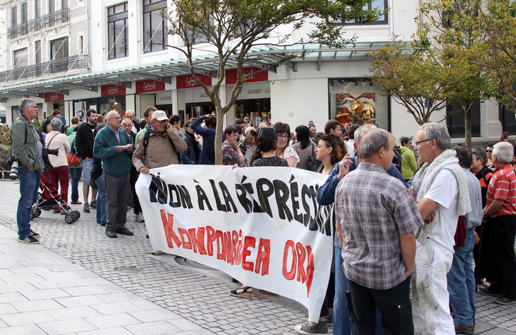 Un rassemblement a dénoncé les arrestations du 28 mai, à Biarritz. © Bob EDME