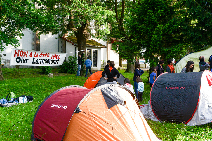 Des dizaines de personnes ont participé au campement solidaire de Larressore, vendredi 29 mai. Photo : Isabelle Miquelestorena.