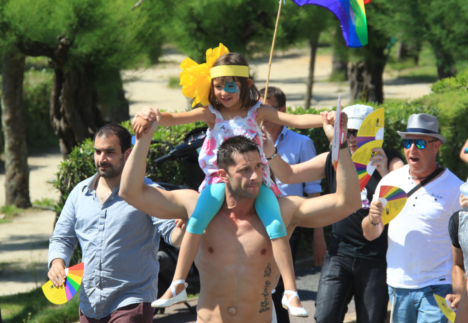 Un défilé joyeux et coloré a rassemblé plus d'un milliers de personnes à Biarritz, samedi 20 juin, pour la quinzième Lesbian Gay Pride. © Bob EDME