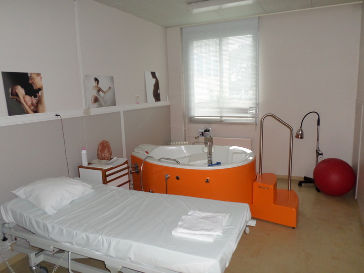 A la maternité de Saint-Palais, la salle nature est exempte d'appareils médicaux. © DR
