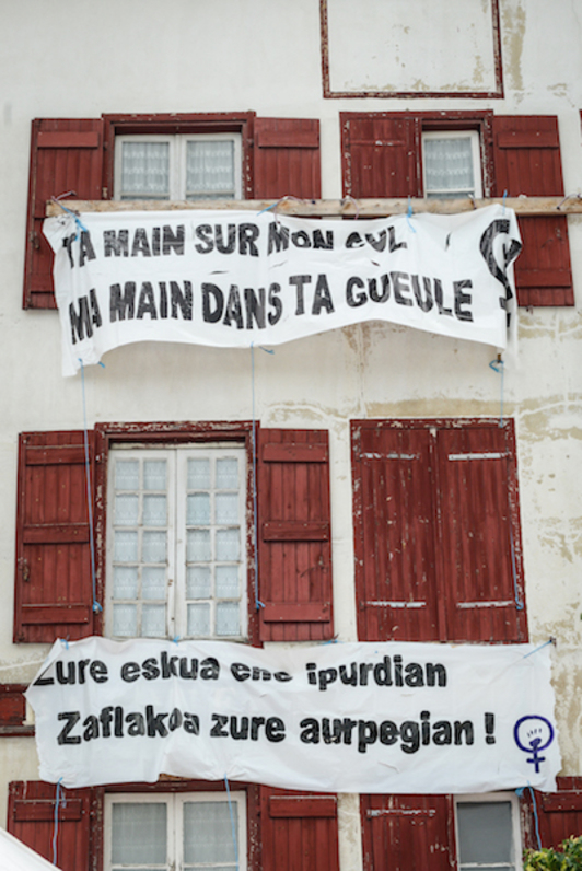 Une campagne contre les agressions sexistes est menée depuis plusieurs années durant les Fêtes de Bayonne. © Isabelle Miqulesterona.