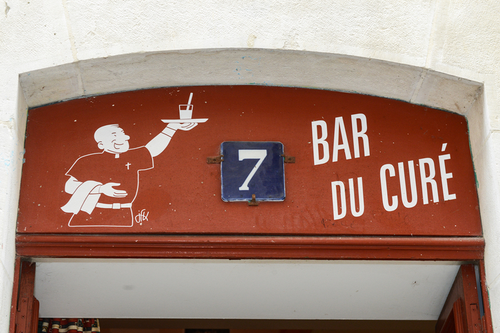 Le bar du curé se trouve 7 rue du Gosse et ne sert que des boissons non alcoolisées. © Isabelle Miquelestorena