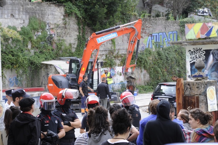 Des dizaines de personnes sont mobilisées devant le chantier de démolition. (Gorka RUBIO | ARGAZKI PRESS)