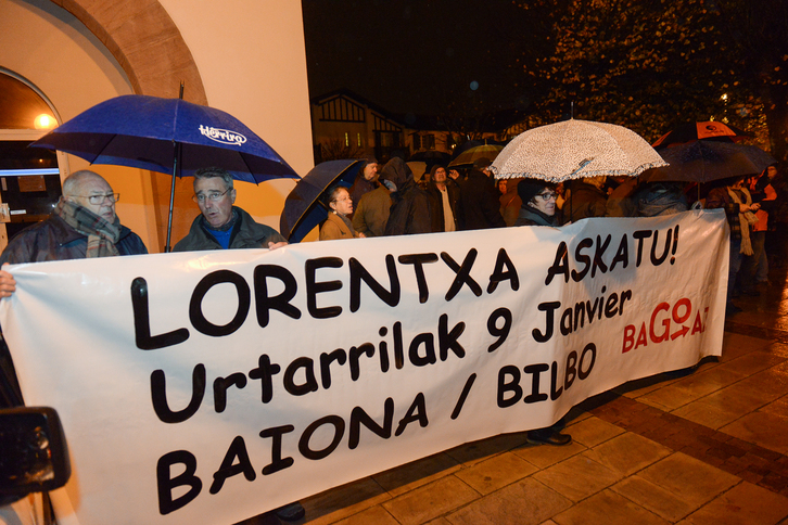 Un rassemblement a eu lieu, mardi 24 novembre, à Anglet, pour demander la libération de Lorentxa Guimon et appeler à la manifestation du 9 janvier. © Isabelle MIQUELESTORENA