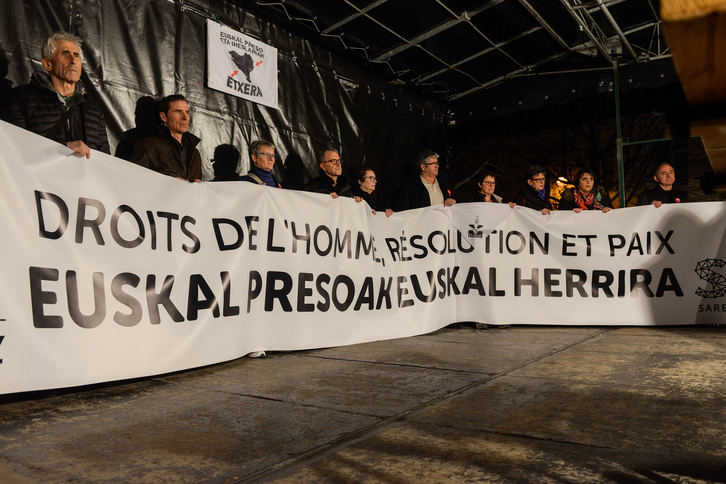 Elus et familles de détenus ont défilé dans les rues de Bayonne. © Isabelle Miquelestorena