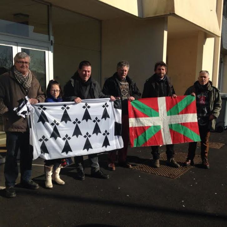Les comités de soutien breton et basque engagés en faveur de Lorentxa Guimon © G.R 