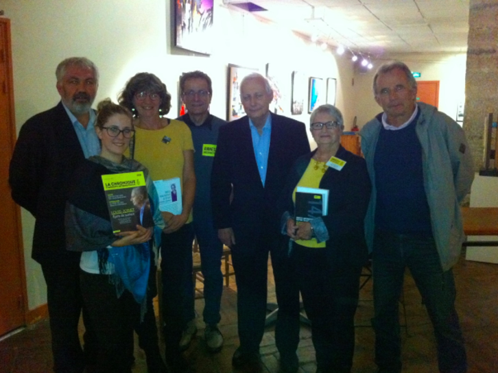 Les membres d'Amnesty Bayonne autour de Louis Joinet et Jean-Pierre Massias. © DR