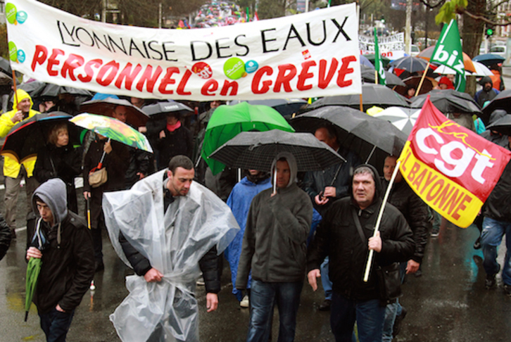 Malgré la pluie tenace, les syndicats sont satisfaits de la mobilisation contre la loi El Khomri. © Bob EDME