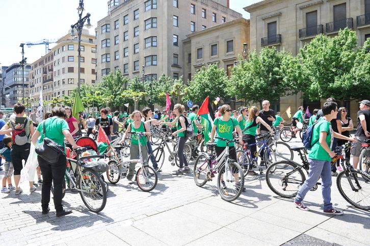 Les cyclistes au départ d'Iruñea. (Idoia ZABALETA / ARGAZKI PRESS)