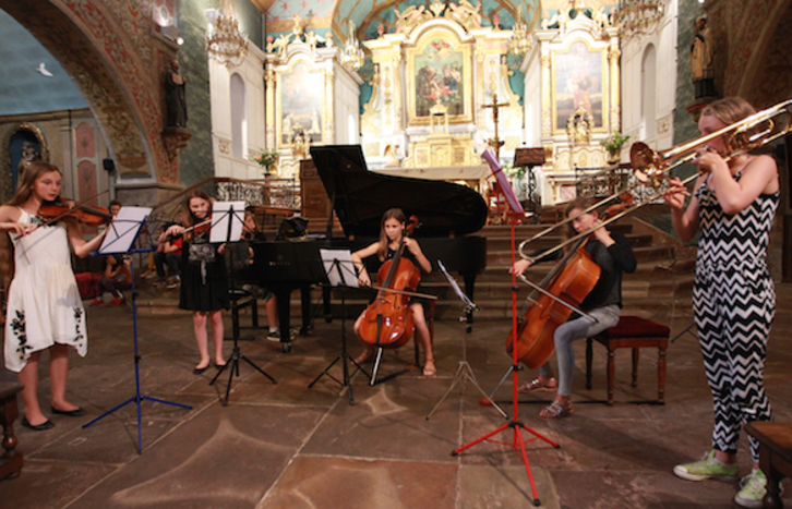 Les jeunes musiciens apprécient également l'atmosphère feutrée de l'église de Baigorri.©Bob Edme.