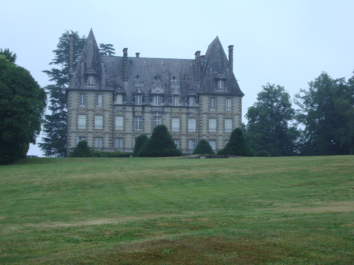 En plus du château, l'ensemble comprend de nombreuses salles de cours et un réfectoire.DR.