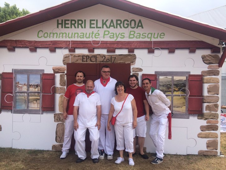 Les bestazale de Bayonne se sont faits prendre en photo devant la maison de la Communauté Pays Basque.