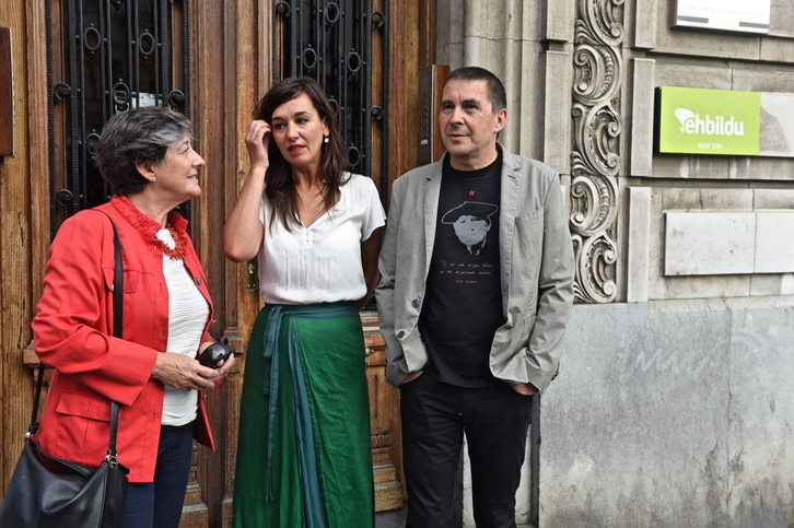 Laura Mintegi, Jasona Agirre et Arnaldo Otegi réunis devant le siège d'EH Bildu. © ARGAZKI PRESS