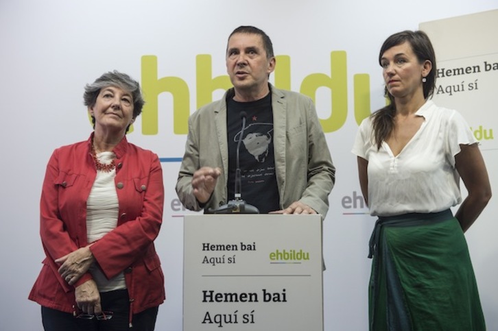 Arnaldo Otegi, entouré de Laura Mintegi et Jasone Agirre. © Monika DEL VALLE / ARGAZKI PRESS