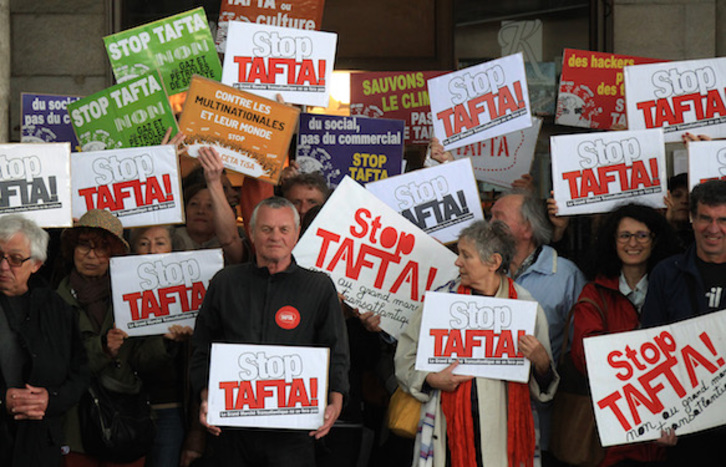 Les mouvements altermondialistes appellent à une journée internationale contre tous traités de libre-échange (TAFTA-CETA-TISA) samedi 15 octobre. © Bob EDME