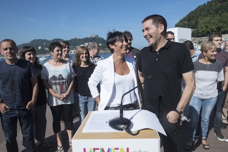 Arnaldo Otegi avec Maddalen Iriarte, lors de la présentation de la liste de Gipuzkoa. (Jon URBE/ARGAZKI PRESS)