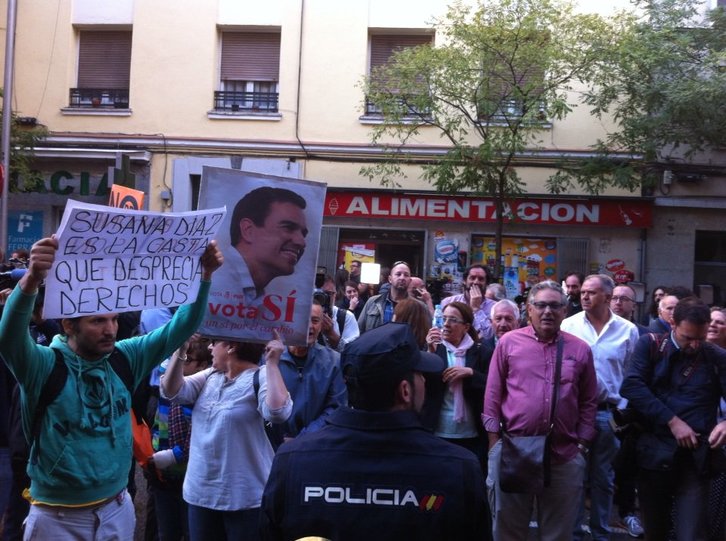 Dimanche, des militants et des sympathisants du PSOE se sont retrouvés pour manifester devant le siège du parti. © DR