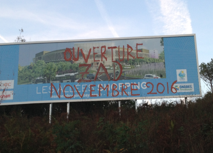 Début octobre, des inscriptions venaient recouvrir le panneau de la Sodec situé devant les anciens champs. © DR