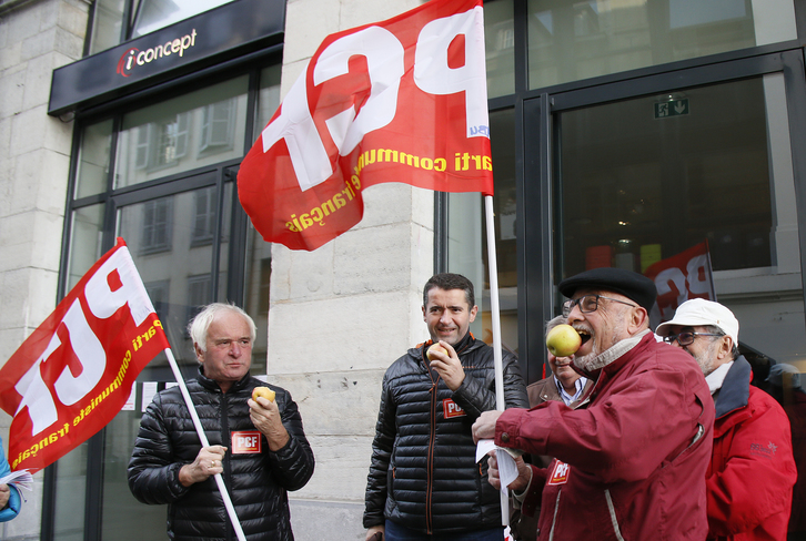 Les militants du PCF ont rappelé que la firme à la pomme a été condamnée à rembourser 13 milliards d'euros à l'Irlande. © Bob EDME