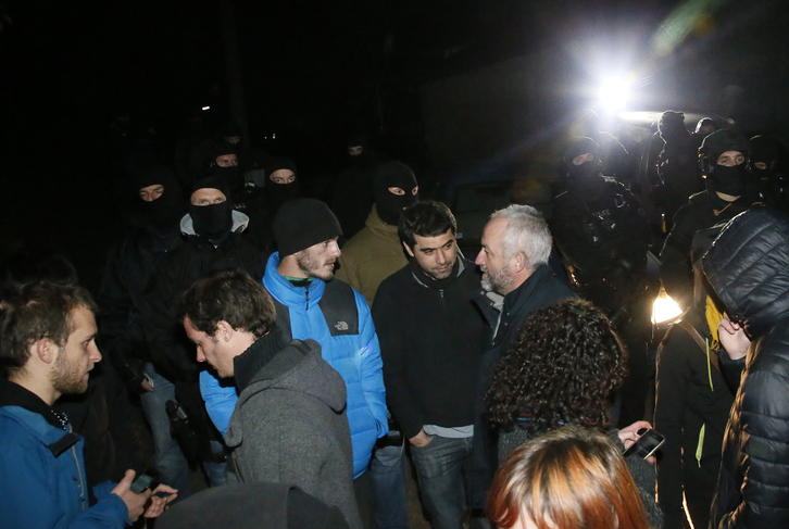 Des militants réunis cette nuit à Louhossoa en soutien aux personnes arrêtées. © Bob Edme