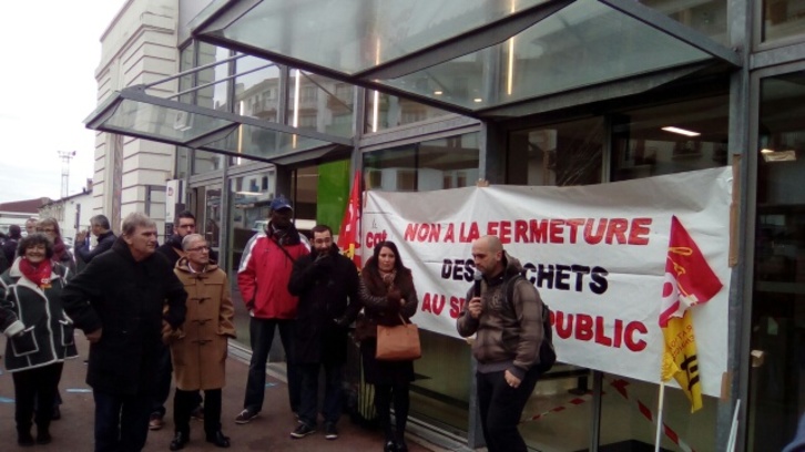 Mobilisation de la CGT devant la gare d'Hendaye, ce lundi. © CGT