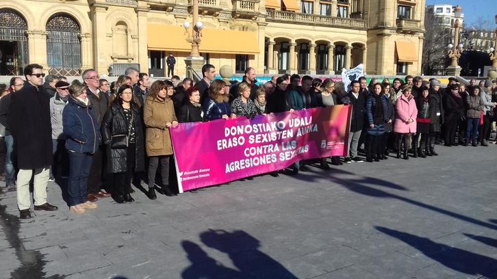 La municipalité de Donostia a dénoncé les faits lors d'un rassemblement mardi. @HiriBizia