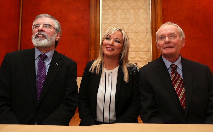 Michelle O’Neill, entre Gerry Adams y Martin McGuinness. (Paul FAITH/AFP)