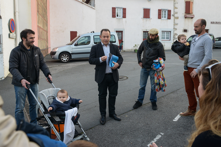 Philippe Elissalde, le maire, est venu à la rencontre des parents.©Isabelle MIQUELESTORENA 