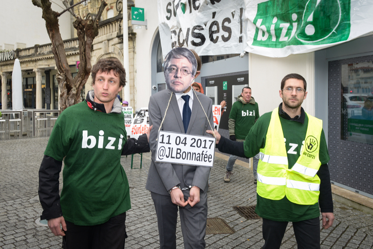 Action Bizi à Biarritz contre la BNP Paribas © Isablle Miquelestorena