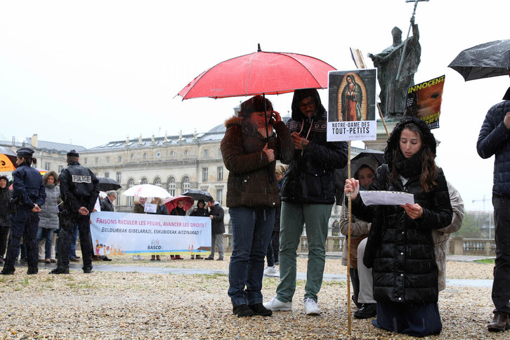 Plus d'une centaine de personnes s'est rassemblée pour marquer leur opposition au message du rosaire de SOS Tout-petits… ©Aurore Lucas