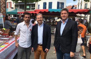 Stéphane Alvarez (UDI) a affiché publiquement son soutien à Vincent Bru (LREM) ce matin, au marché de Saint-Jean-de-Luz. 