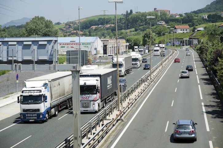 Les transporteurs routiers seront taxés à Irun à partir de 2018. (Juan Carlos RUIZ/ARGAZKI PRESS)
