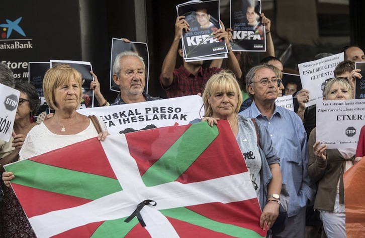 Rassemblement pour dénoncer le décès de Kepa del Hoyo, lundi à Iruñea.  © Jagoba MANTEROLA/ARGAZKI PRESS