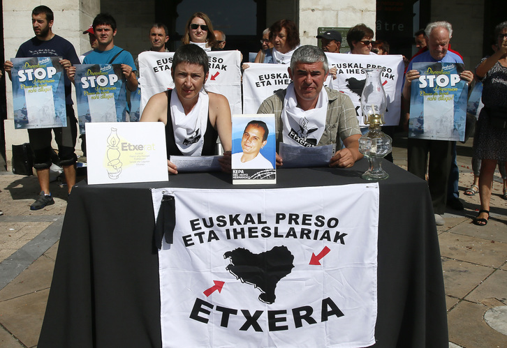 Muriel Lucantis et Urtzi Errazkin, d'Etxerat, lors de la conférence de presse, devant la mairie de Bayonne. ©Bob EDME