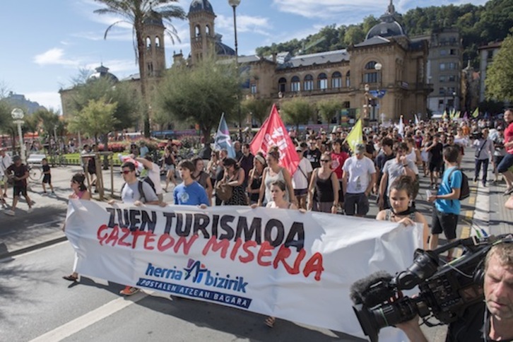 Un millier de personnes a manifesté dans les rues de Donostia, ce jeudi fin d’après midi, pour dénoncer le tourisme de masse. (Juan Carlos RUIZ/ARGAZKI PRESS)