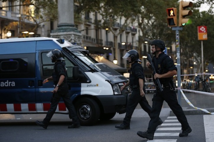 Policías desplegados en el centro de Barcelona. (Pau BARRENA/AFP)