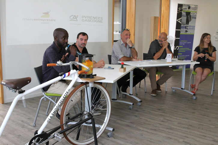 Hervé Nguetsop, fondateur de la start up La Smoocyclette, est venu présenter son vélo-smoothie. ©Aurore Lucas