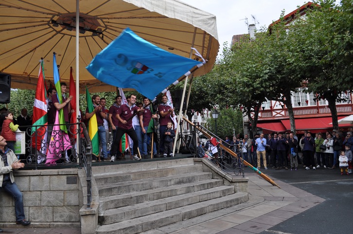 Les rameurs ont notamment présenté le drapeau officiel du vainqueur de la ligue, porté ici par Guillermo Somoano. © Goizeder Taberna