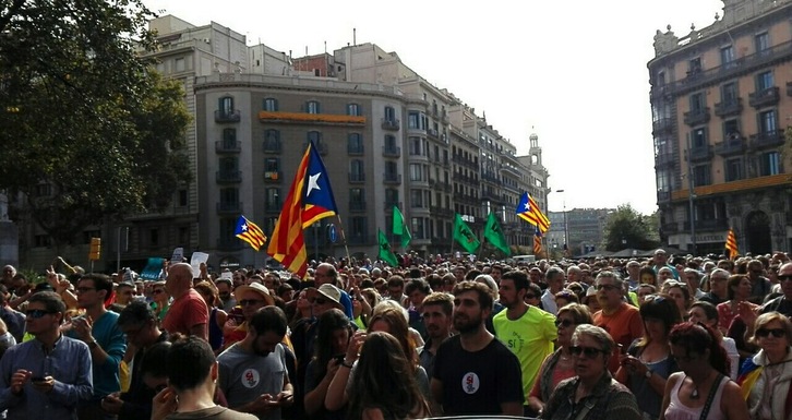 Les artères principales de Barcelone sont bloquées par les manifestants. (@iontelleria)
