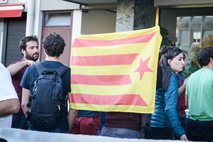 EH Bai, Aitzina et le syndicat LAB avaient appelé à la mobilisation devant le Consulat d'Espagne de Bayonne. ©Isabelle MIQUELESTORENA