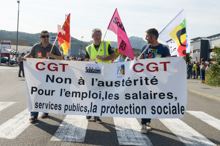 Les trois syndicats membres de l'intersyndicale se sont regroupés derrière la même banderole. © Isabelle Miquelestorena